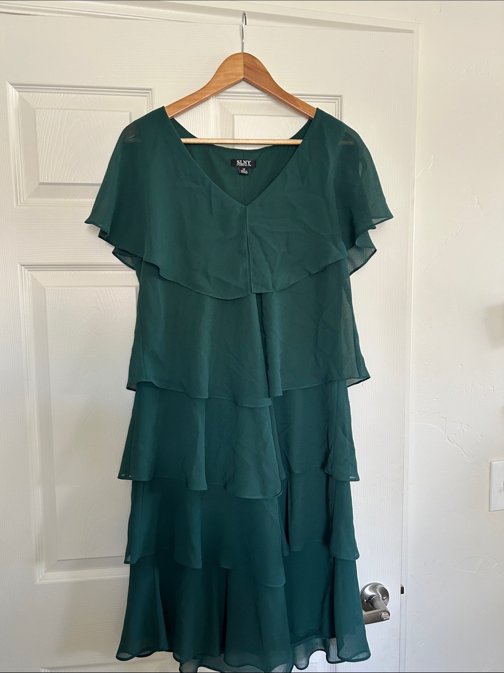 ‘SLNY’ Emerald Green Tiered V-Neck Occasion Dress